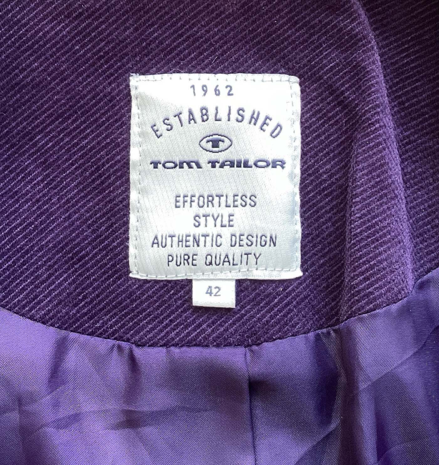 View of tom tailor label.