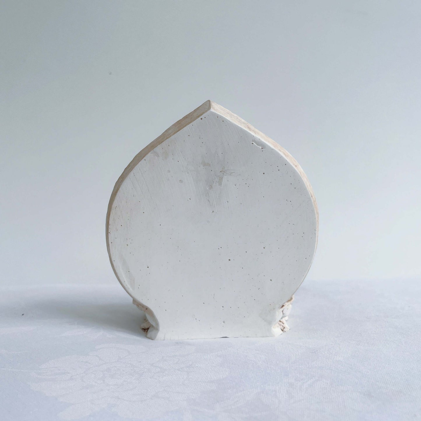 Back view of buddha, only the plain back of the halo can be seen.