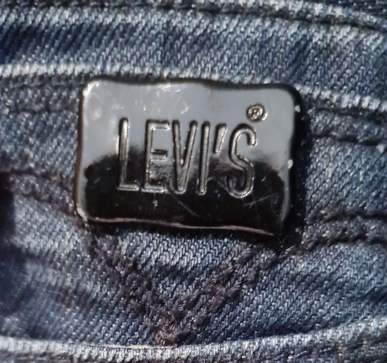 Detail of outer metal levis label.