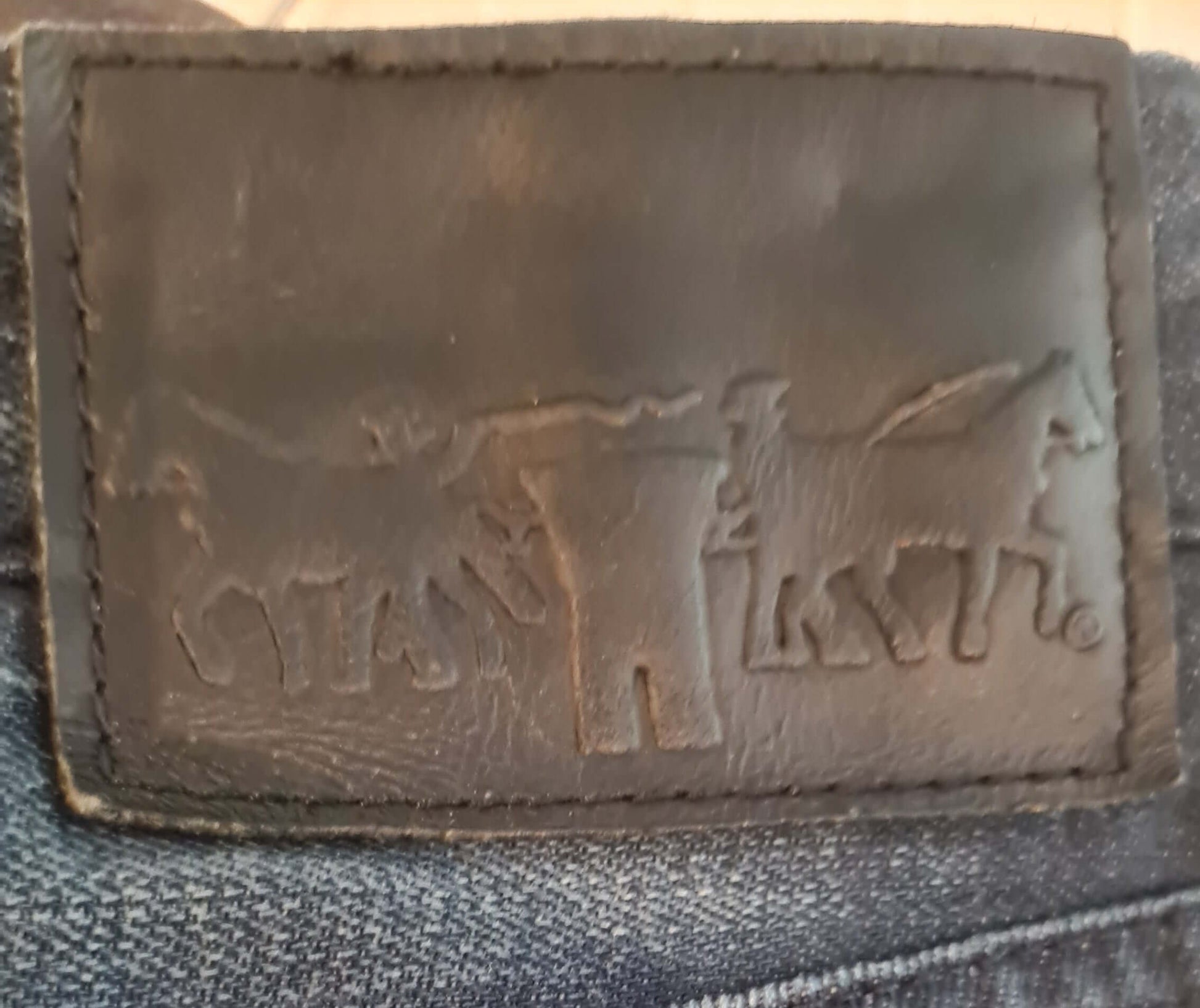 Detail of outer leatherette levis label.