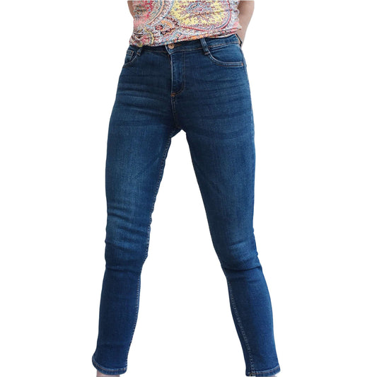 Front view unform color navy blue jeans.